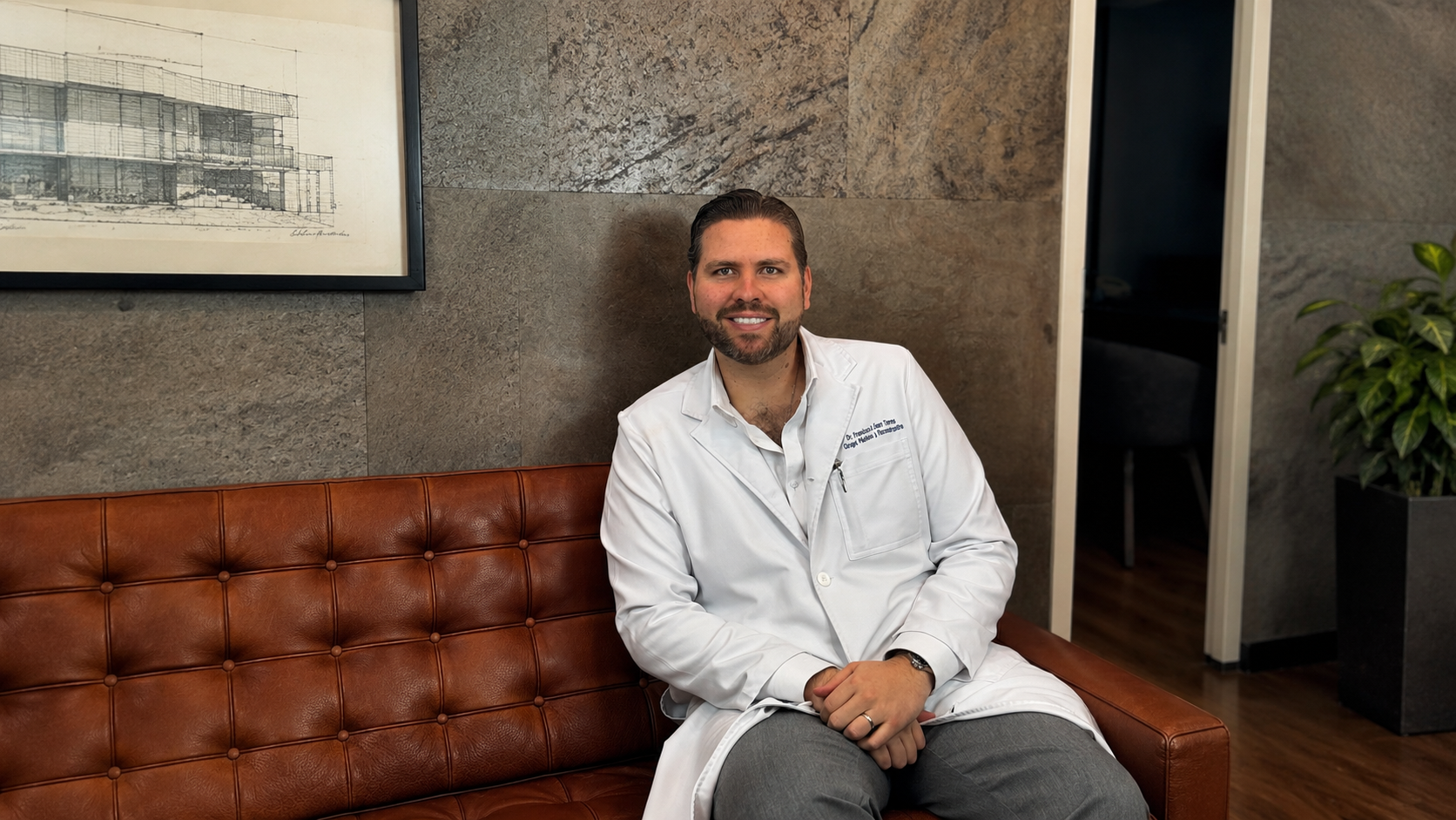 Dr. Francisco López Torres, cirujano plástico certificado en CDMX