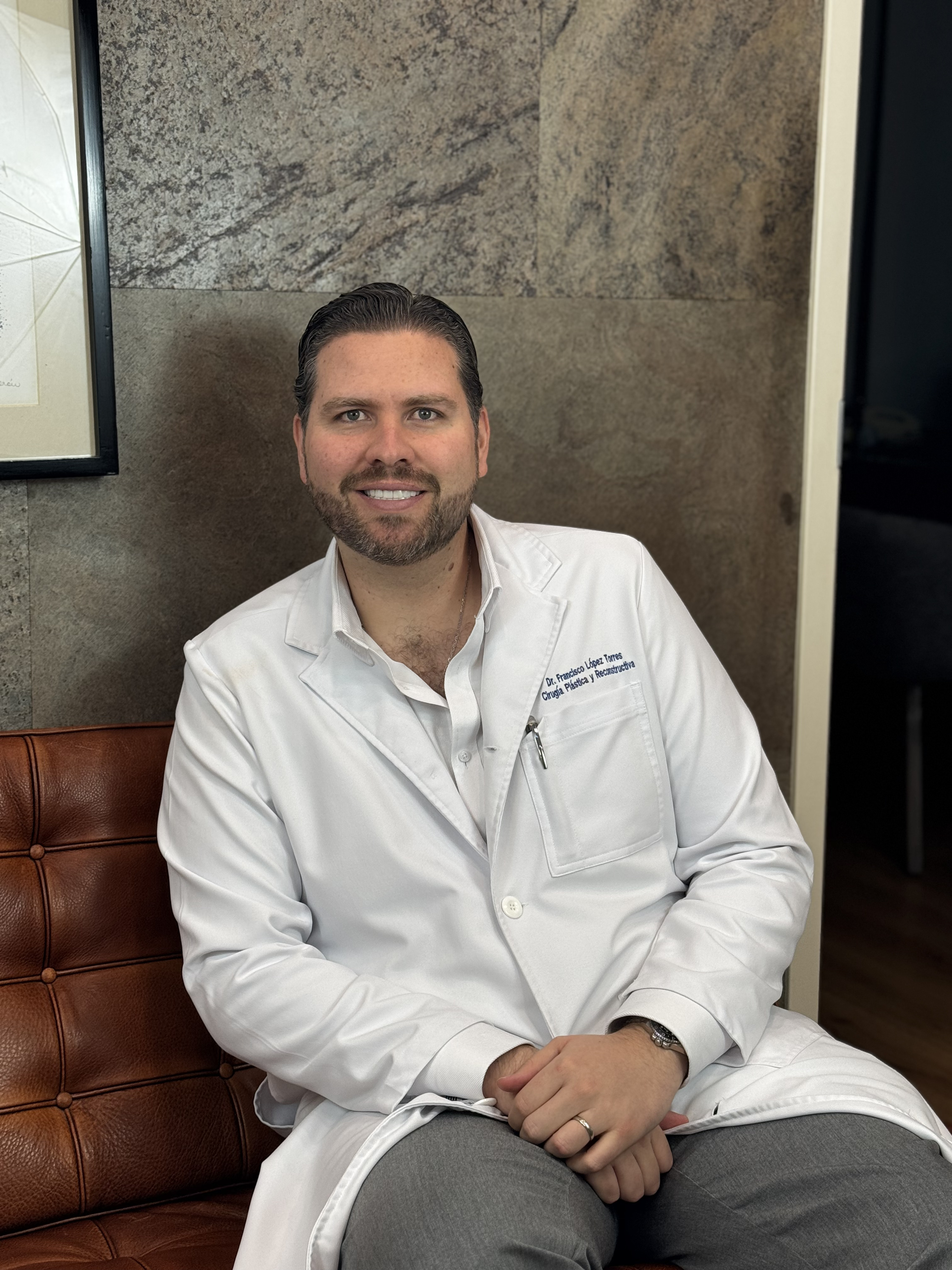 Dr. Francisco López Torres en su consultorio